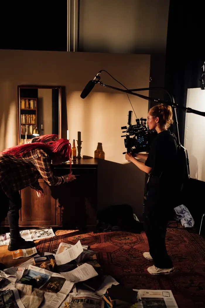 Kameraoperatør filmer en scene i studioet
