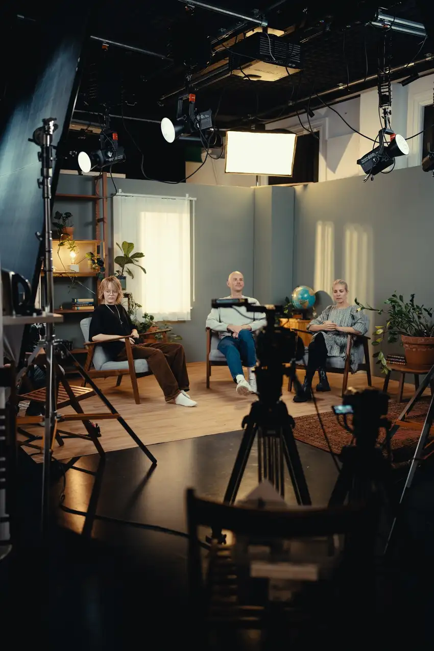 Studioet hos VJUS i bruk med crew, lyssetting og kamera