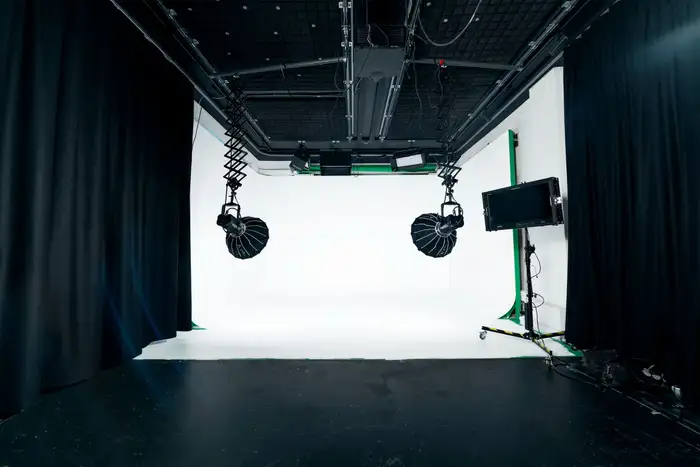 Cyclorama-vegg med RGB-lamper og sceneteppe i studioet