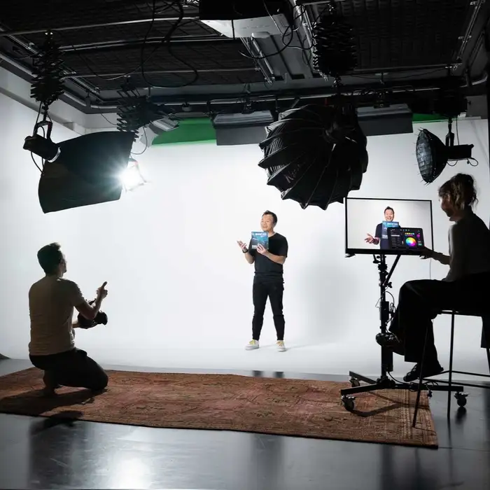 Filmstudio i Oslo i bruk med crew, lyssetting og monitor