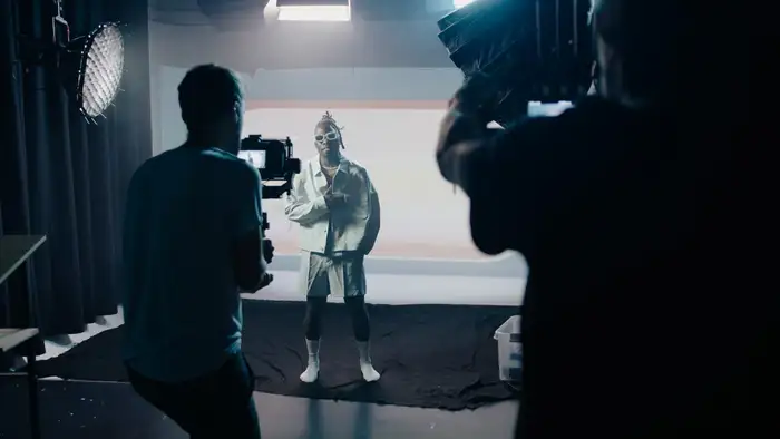 Artist filmes på cyclorama med crew og lyssetting