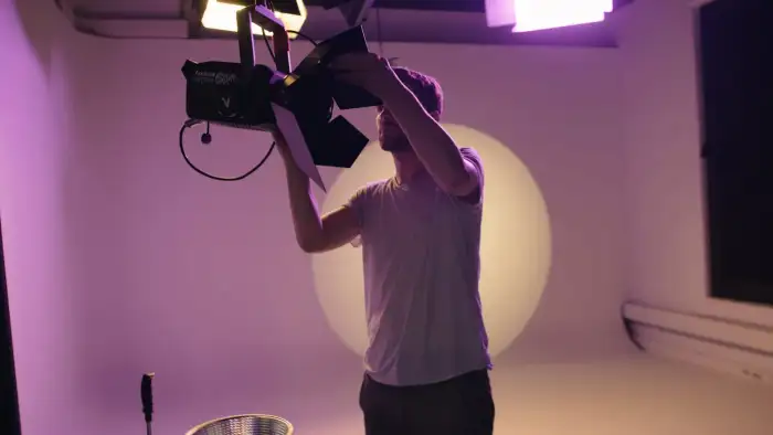Crew rigger en Aputure-lampe i studioet