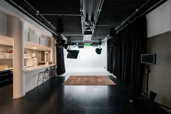 Oversikt over filmstudioet med kjøkken, cyclorama og akustikkgardiner